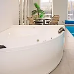 Renovated Retreat With Pool *
